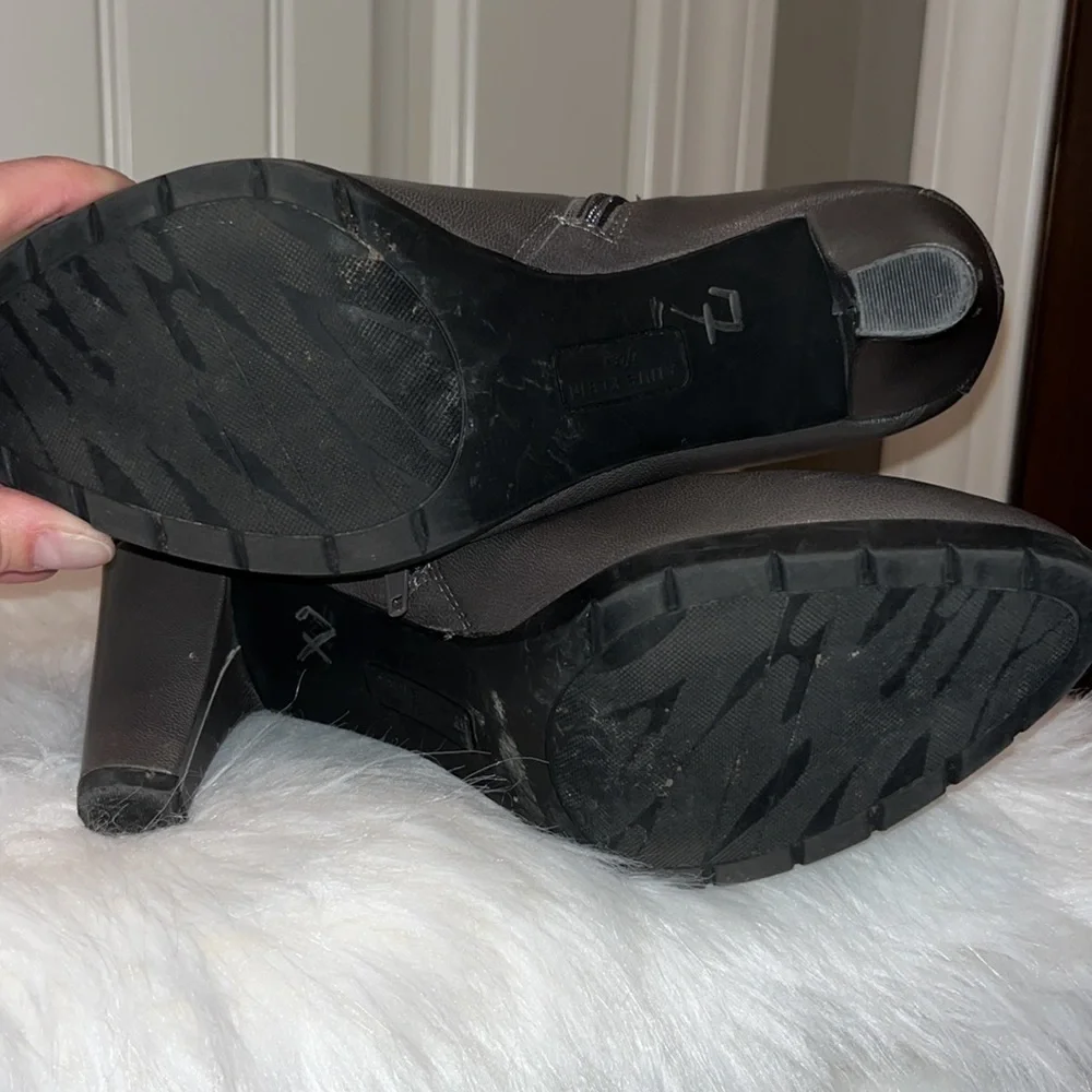 Anne Klein Dalayne Dark Grey Leather Ankle Booties Sz 8 y2K Zipper Detail